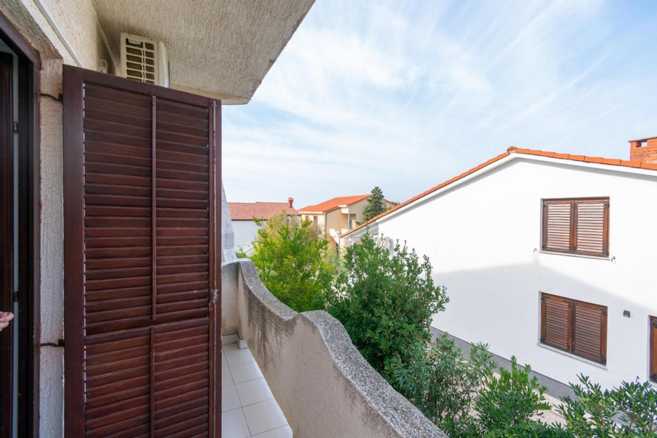 Apartments By The Sea Mandre, Pag - 3084 Kolan Exterior foto
