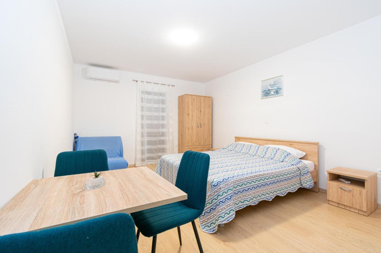 Apartments By The Sea Mandre, Pag - 3084 Kolan Exterior foto