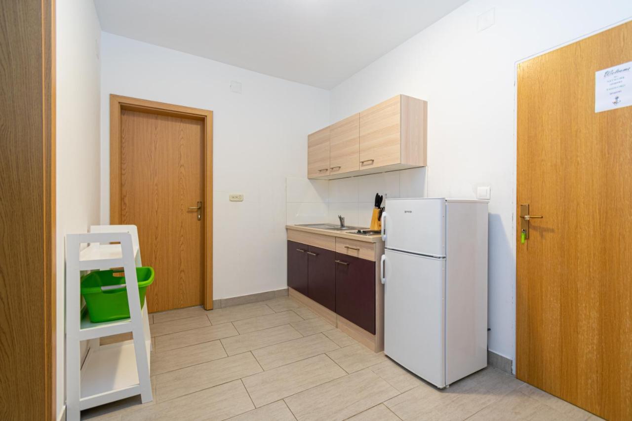 Apartments By The Sea Mandre, Pag - 3084 Kolan Exterior foto