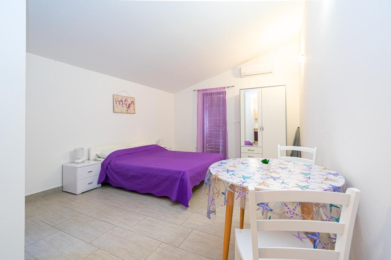 Apartments By The Sea Mandre, Pag - 3084 Kolan Exterior foto