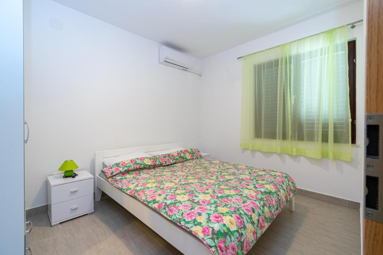 Apartments By The Sea Mandre, Pag - 3084 Kolan Exterior foto